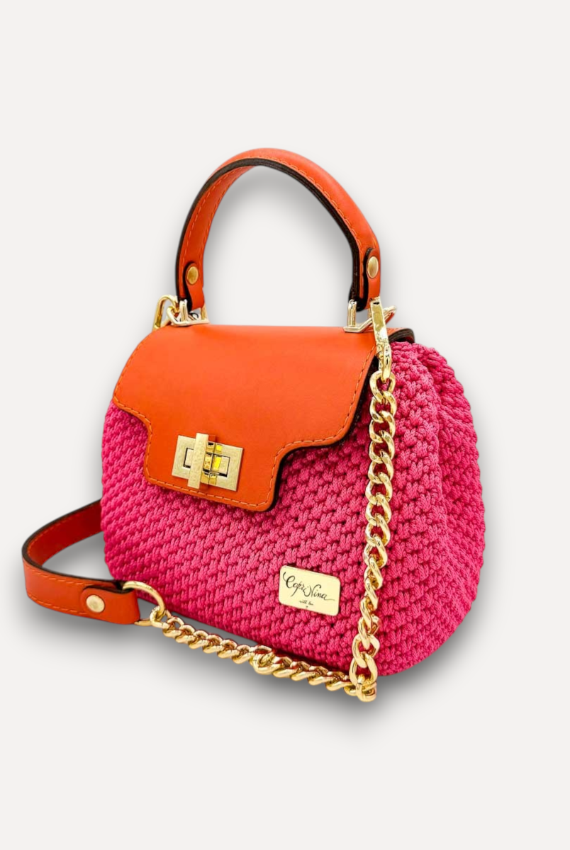 Borsa artigianale CapriNina Capriccio in crochet fucsia con patta in pelle arancione, manico e tracolla a catena oro