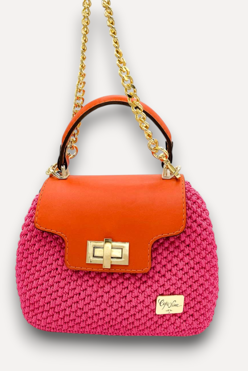 Borsa artigianale CapriNina in crochet fucsia con patta in pelle arancione, chiusura a girello e catena dorata