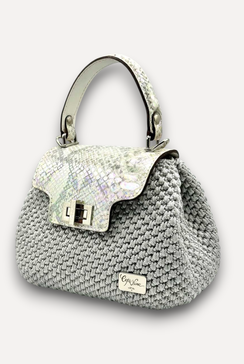 Borsa a mano CapriNina Capriccio in crochet grigio con patta in pelle iridescente e chiusura a girello