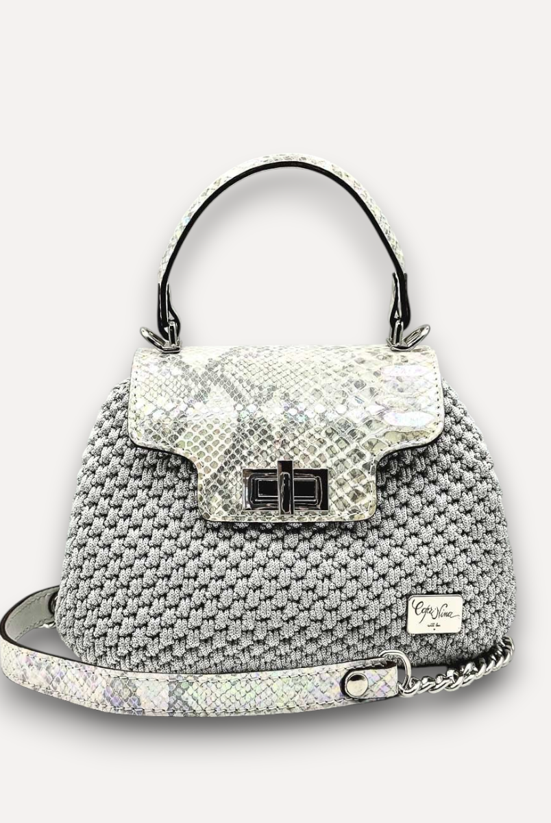 Borsa artigianale CapriNina Capriccio in crochet grigio con patta in pelle effetto serpente e chiusura a girello
