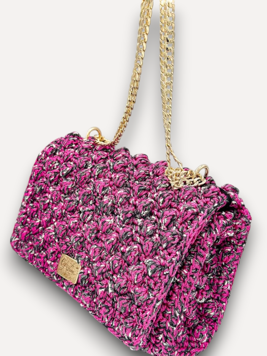 Borsa CapriNina Ninetta Middle lavorata all'uncinetto in corda fucsia e nera con tracolla a catena dorata regolabile