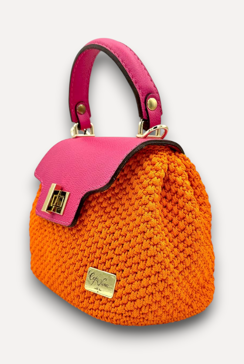 Borsa a mano CapriNina Capriccio in uncinetto arancione con patta e manico in pelle fucsia e chiusura a girello
