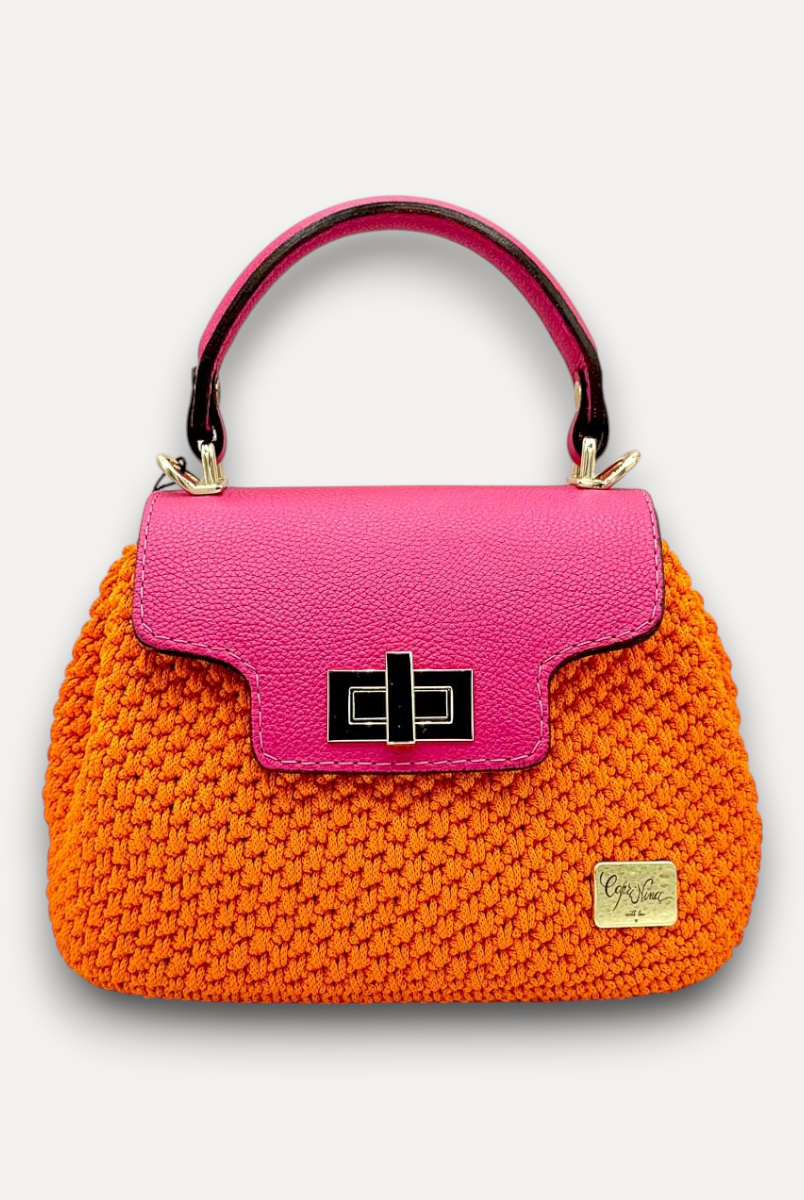 Borsa CapriNina Capriccio in crochet arancione con patta in pelle fucsia e chiusura a girello