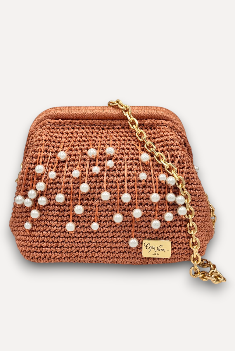 Clutch CapriNina in crochet color ruggine con perle bianche e tracolla a catena dorata