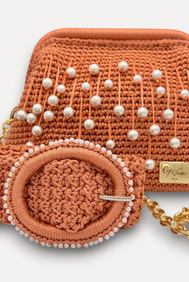Borsa a mano CapriNina in crochet color pesca con perle decorative, fibbia rotonda e tracolla a catena dorata