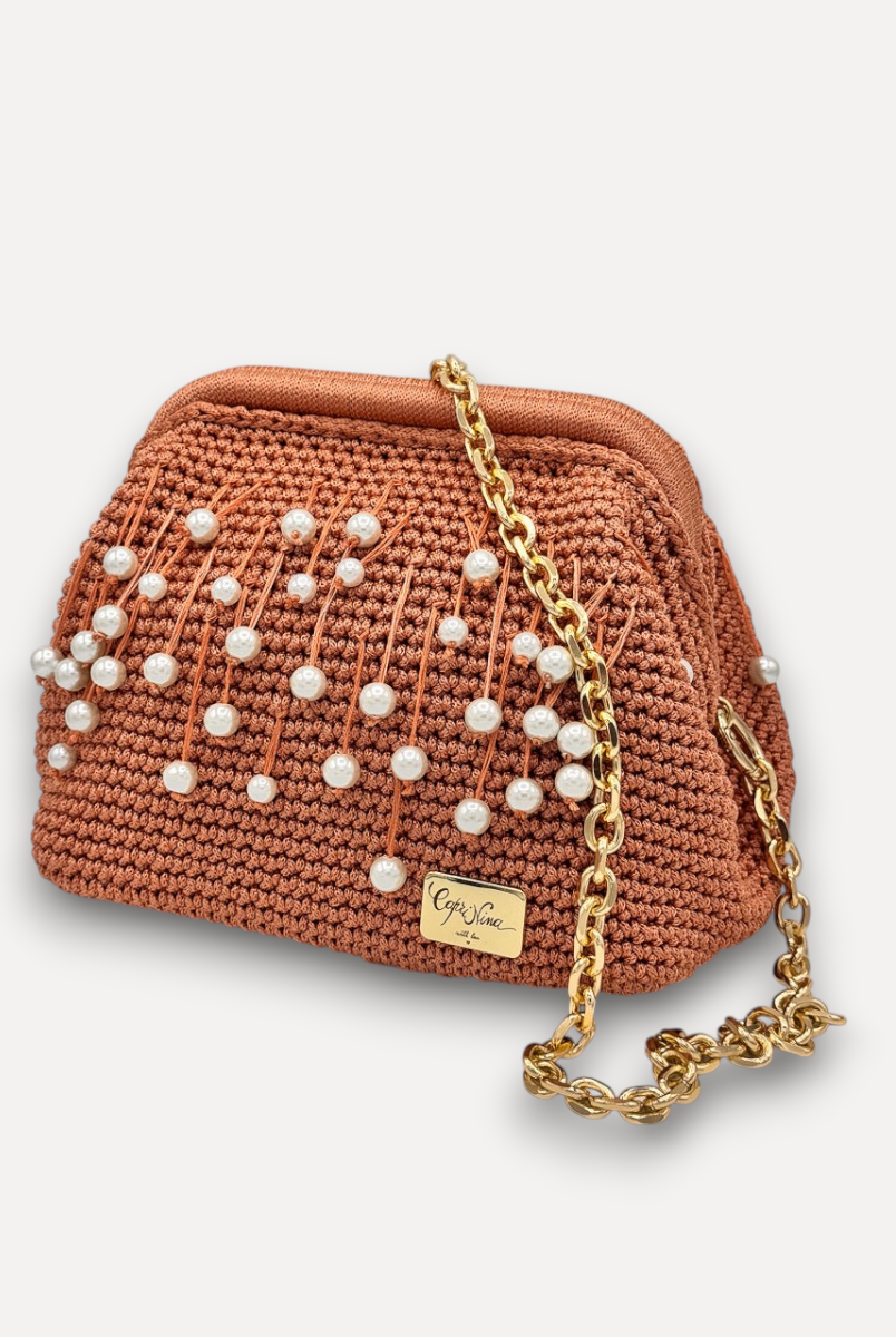 Clutch CapriNina in crochet color ruggine con perle bianche e tracolla a catena dorata