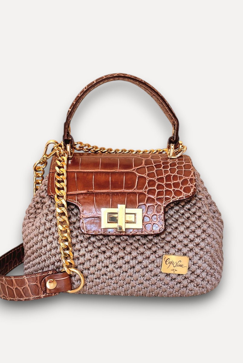 Borsa artigianale CapriNina in crochet marrone con patta in pelle stampa coccodrillo e chiusura a girello dorata