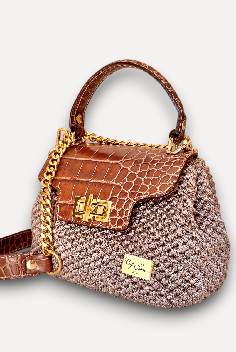 Borsa a mano CapriNina in crochet marrone con patta in pelle stampa coccodrillo, chiusura a girello e tracolla