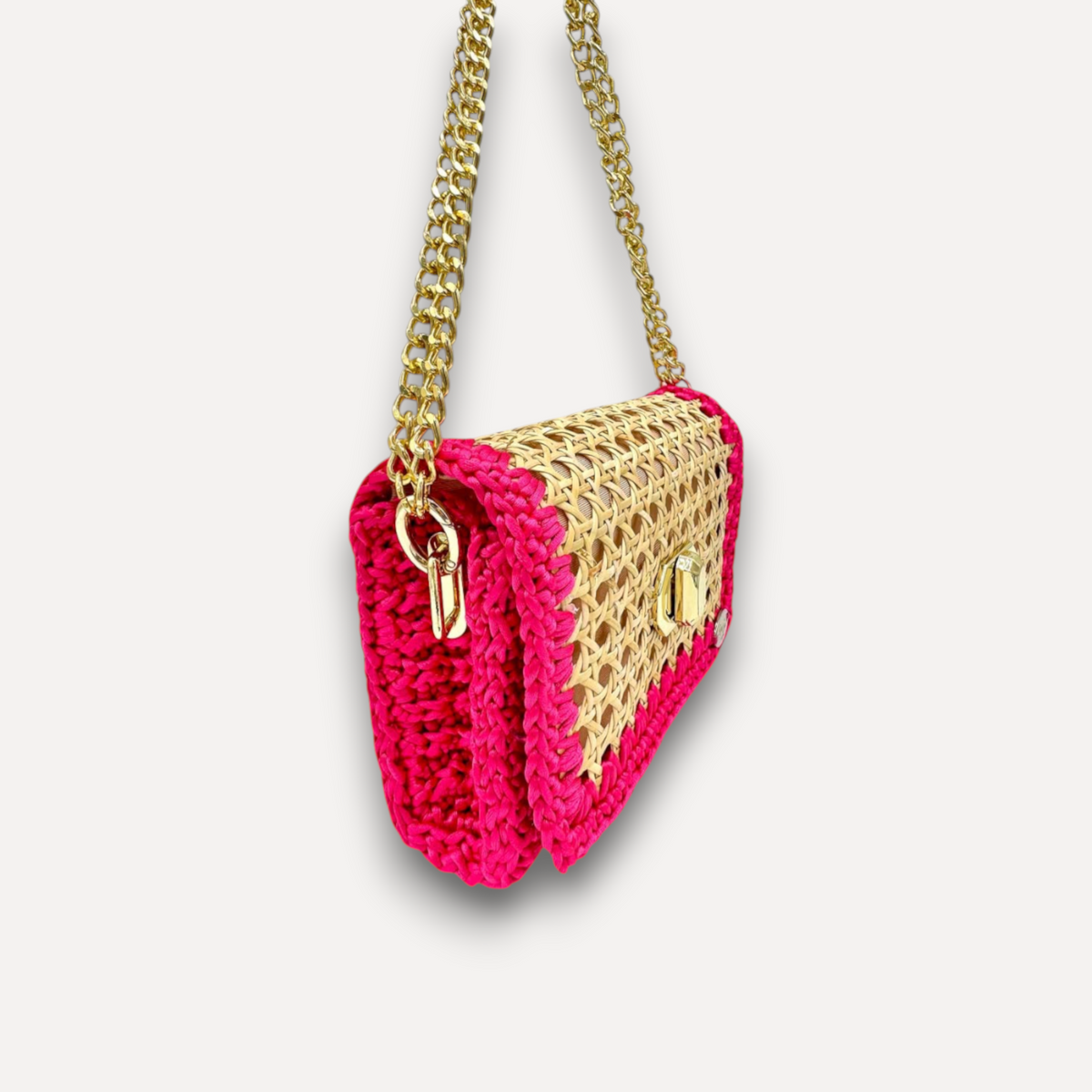Borsa CapriNina Vienna in paglia naturale e corda fucsia con tracolla a catena dorata e chiusura metallica