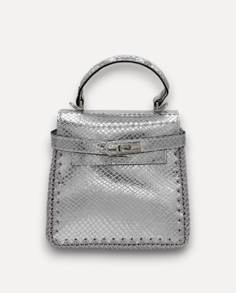 Borsa a mano CapriNina Hesmeralda Baby in pelle argentata con stampa pitone e dettagli in uncinetto