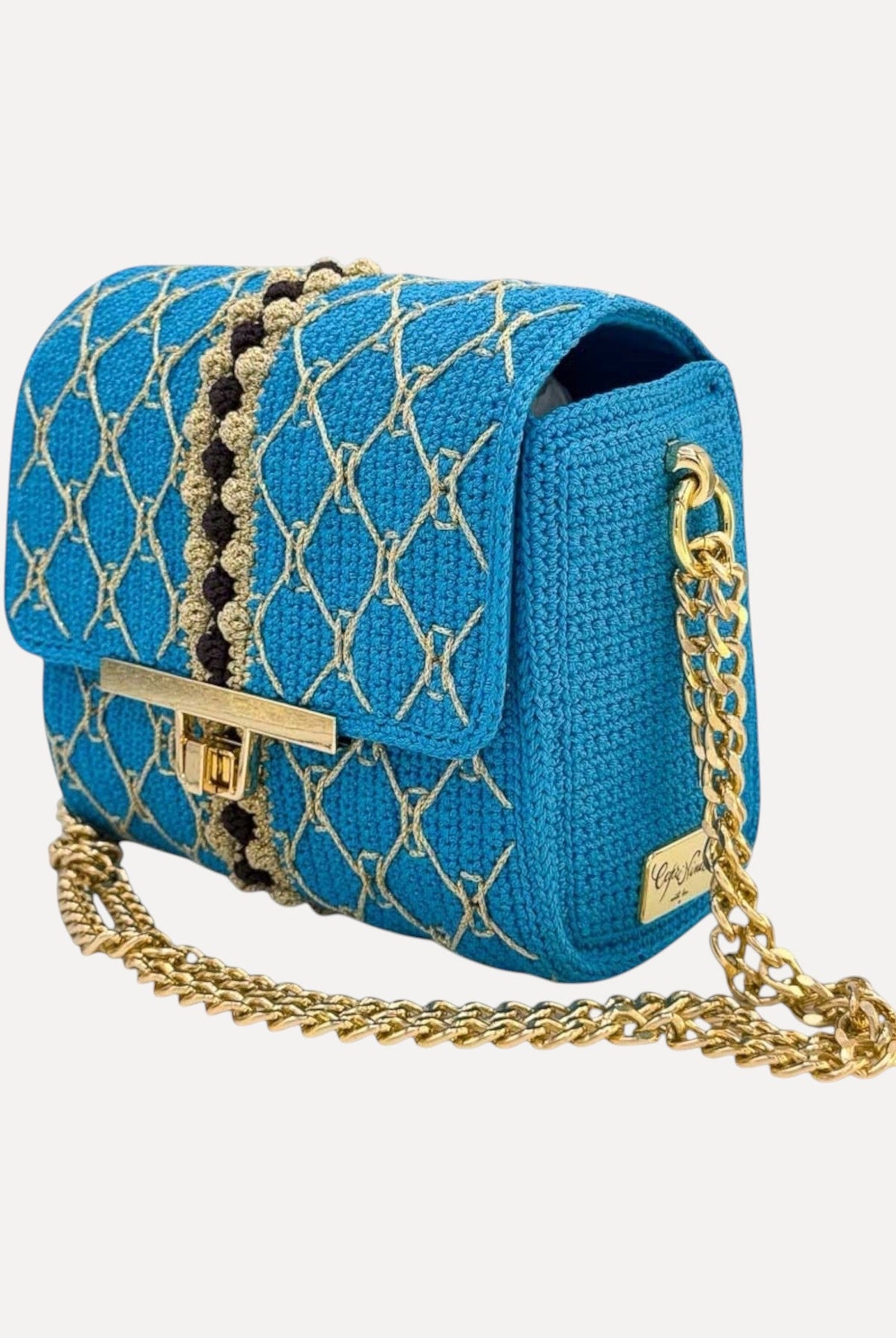 Borsa CapriNina CapriGù lavorata all'uncinetto blu con ricami dorati, chiusura a incastro e tracolla a catena regolabile