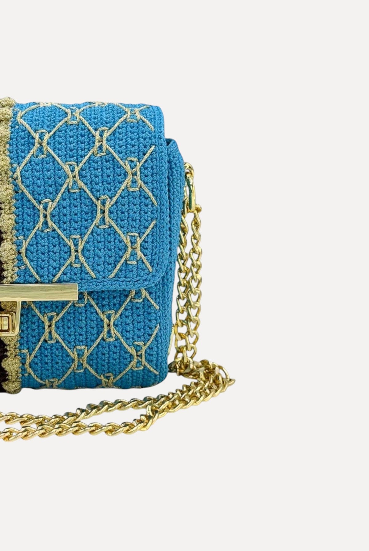 Borsa CapriNina all'uncinetto azzurra con ricami geometrici, chiusura a incastro dorata e tracolla a catena regolabile.