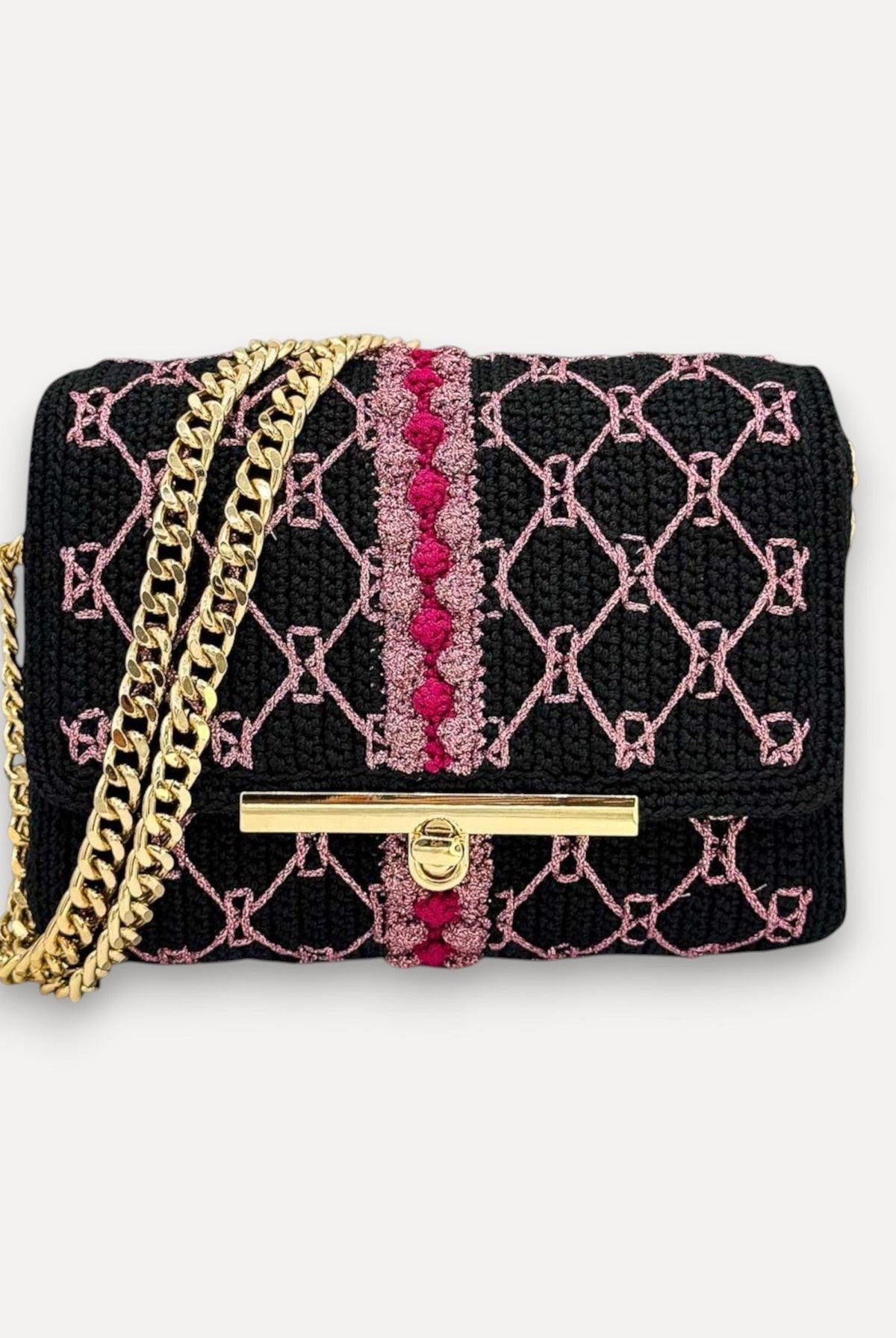 Borsa CapriNina fatta a mano all'uncinetto nera e rosa con dettagli ricamati, chiusura a girello e catena dorata.