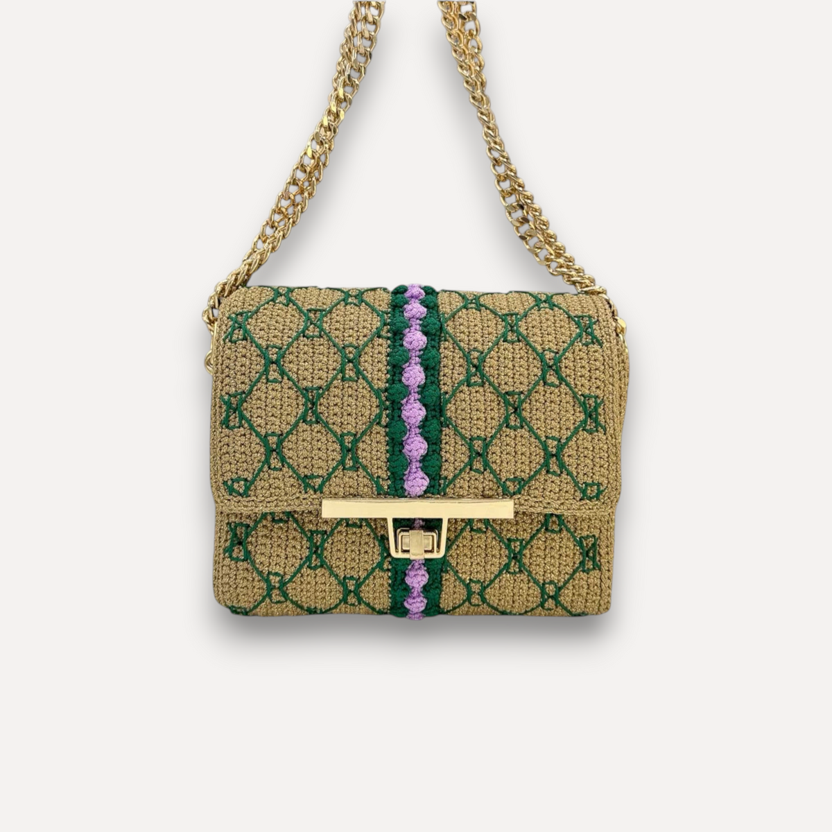 Borsa CapriNina fatta a mano all'uncinetto color beige con ricami verdi, dettagli viola e catena dorata regolabile.