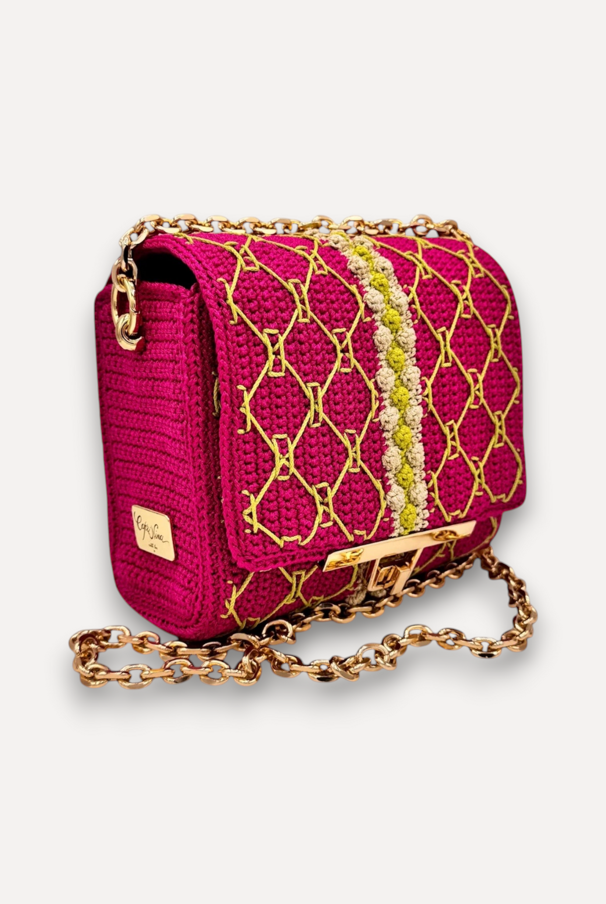 Borsa CapriNina fatta a mano all'uncinetto color fucsia con ricami, chiusura a incastro e catena dorata regolabile