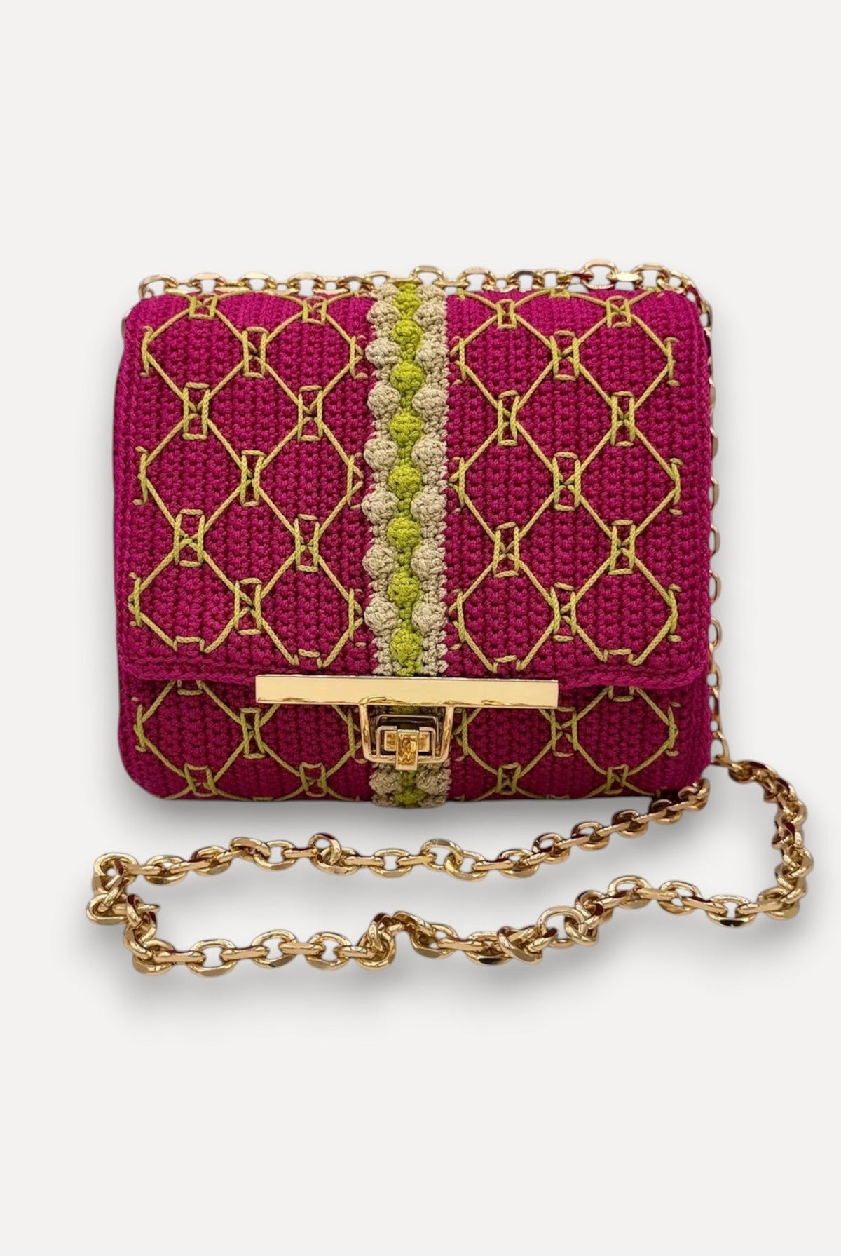 Borsa CapriNina lavorata all'uncinetto color fucsia con ricami geometrici verdi, chiusura a incastro e catena dorata.