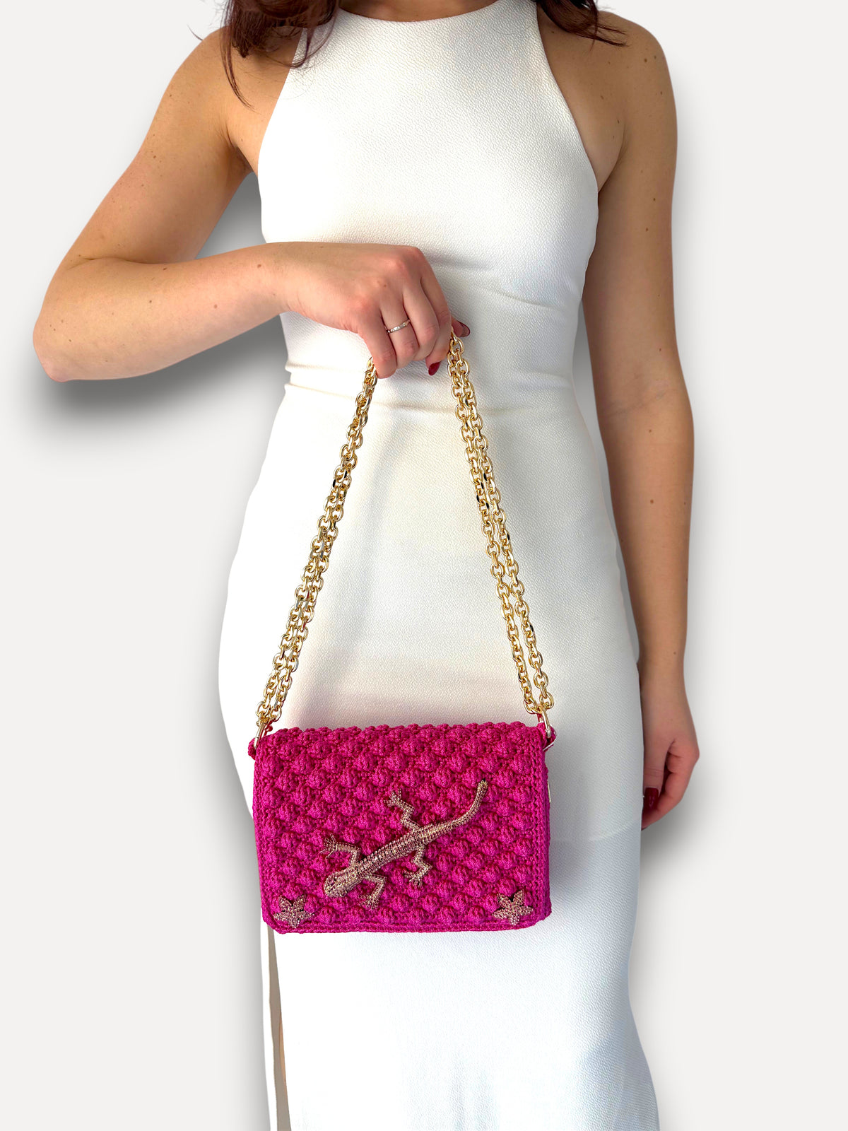 Borsa CapriNina Ninetta Special in crochet fucsia con decorazione a lucertola e dettagli in cristallo e catena dorata
