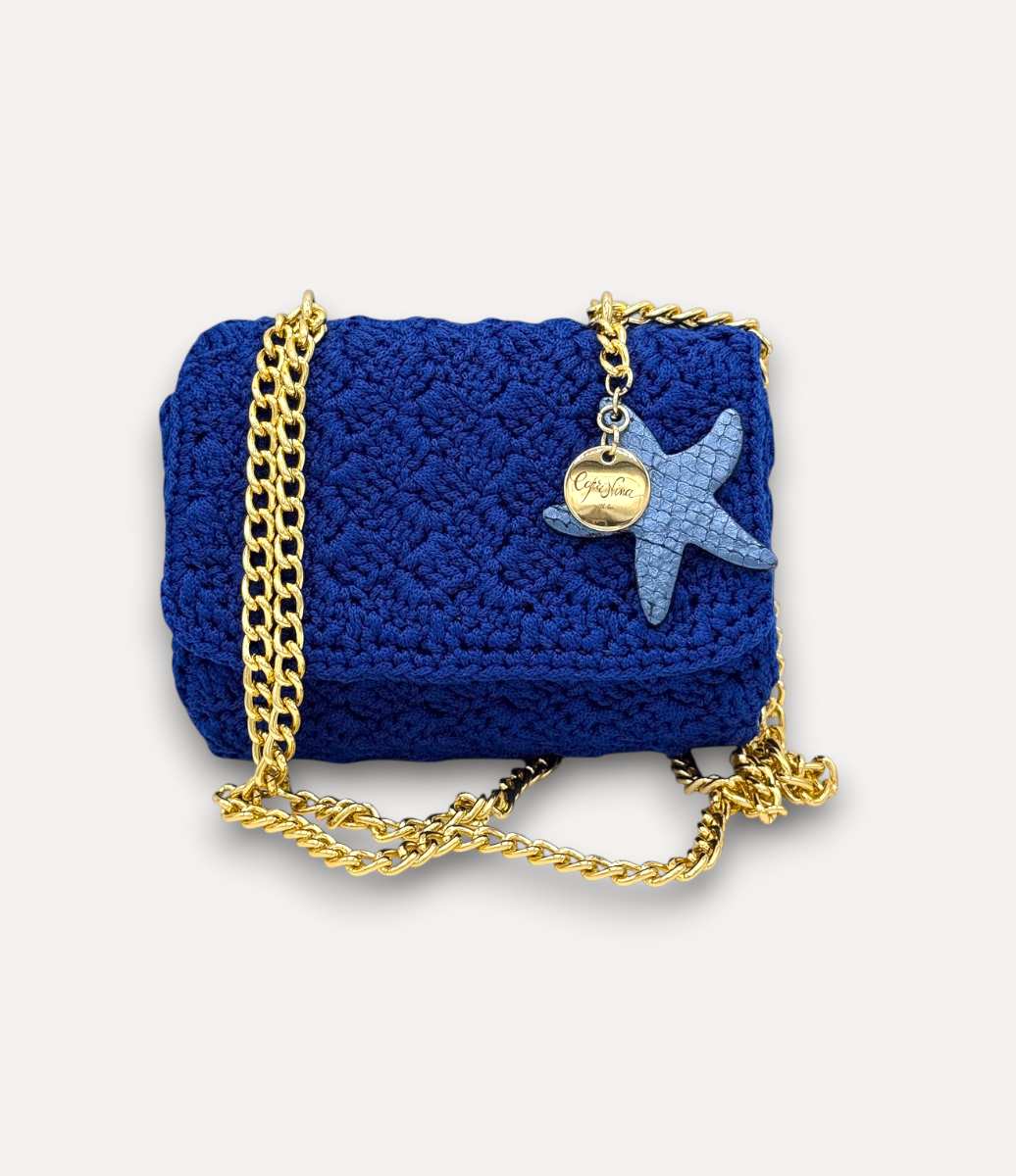 Borsa mini CapriNina in crochet blu con tracolla a catena dorata e ciondolo a forma di stella marina