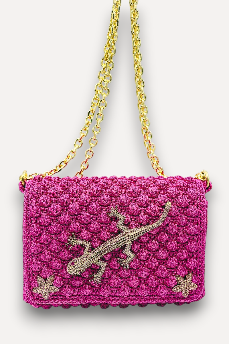 Borsa CapriNina Ninetta Special in crochet fucsia con decorazioni a forma di lucertola e cristalli e tracolla dorata