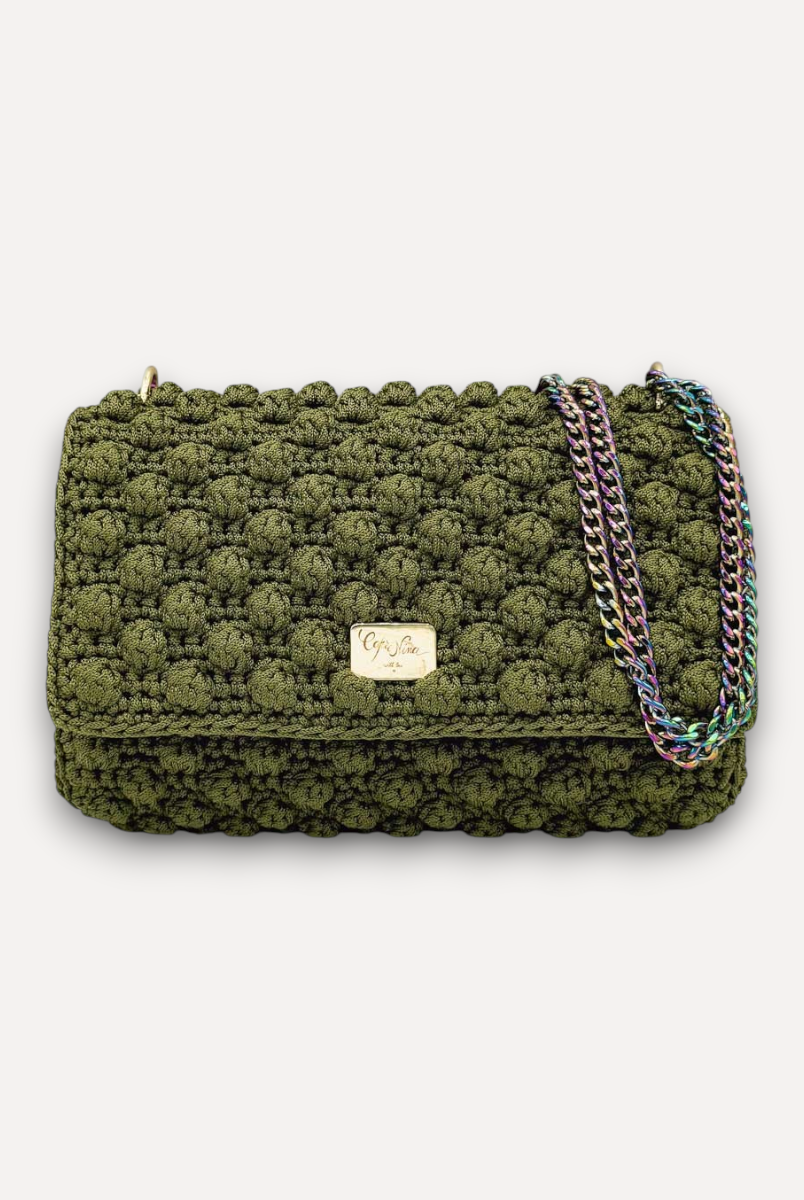 Borsa CapriNina Ninetta lavorata a mano all'uncinetto in corda verde oliva con tracolla a catena metallica iridescente