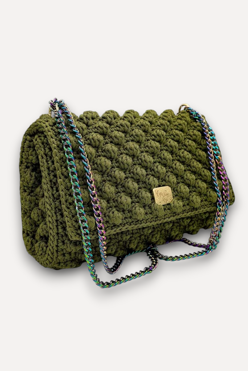 Borsa CapriNina Ninetta lavorata all'uncinetto in corda verde oliva con tracolla a catena metallica iridescente