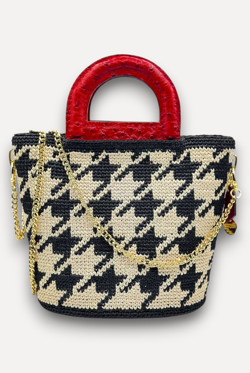 Borsa a mano CapriNina Dodie in crochet con motivo pied de poule nero e beige, manico in pelle rossa e catena dorata