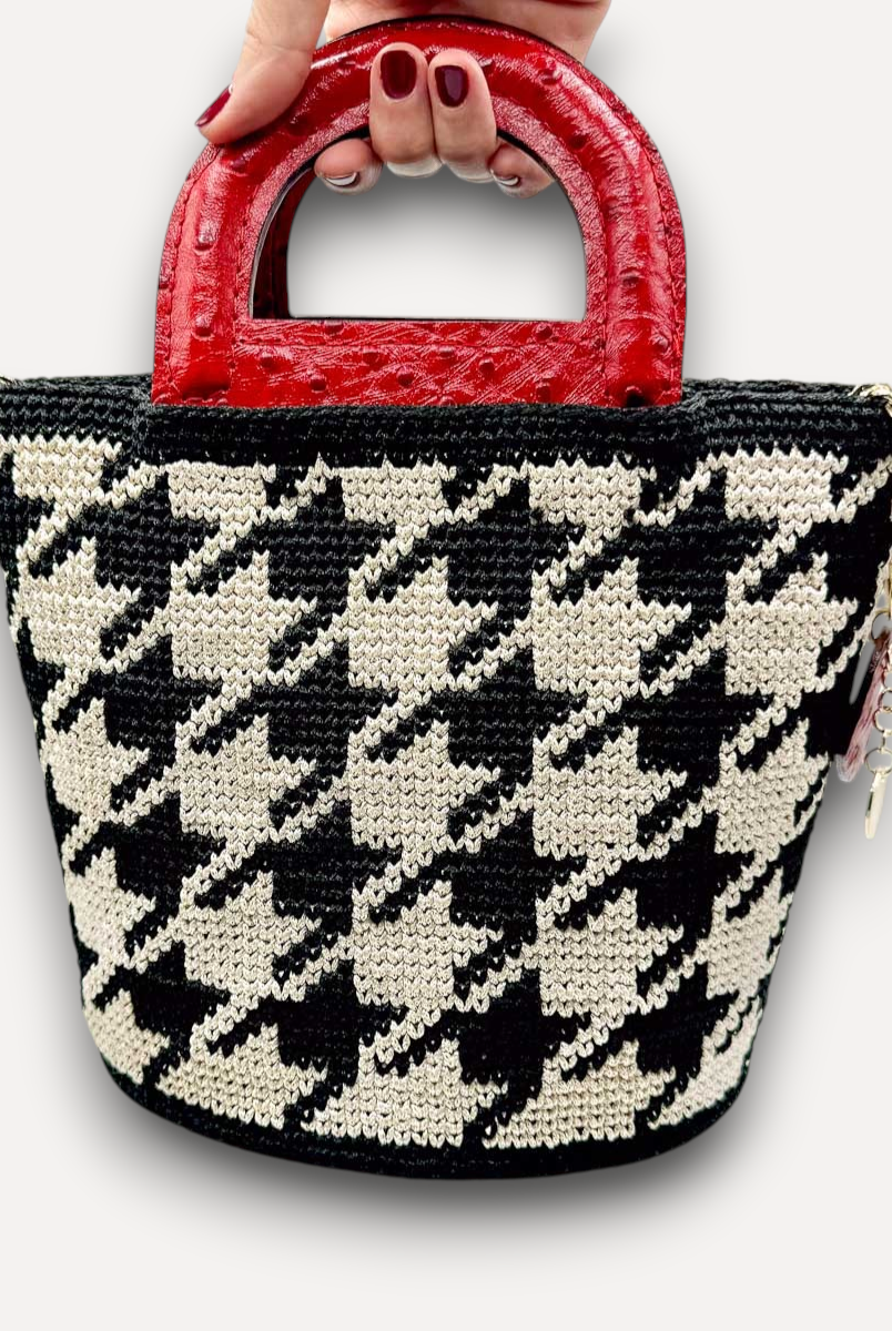 Borsa a mano CapriNina Dodie in crochet con motivo pied de poule bianco e nero e manici in pelle rossa testurizzata