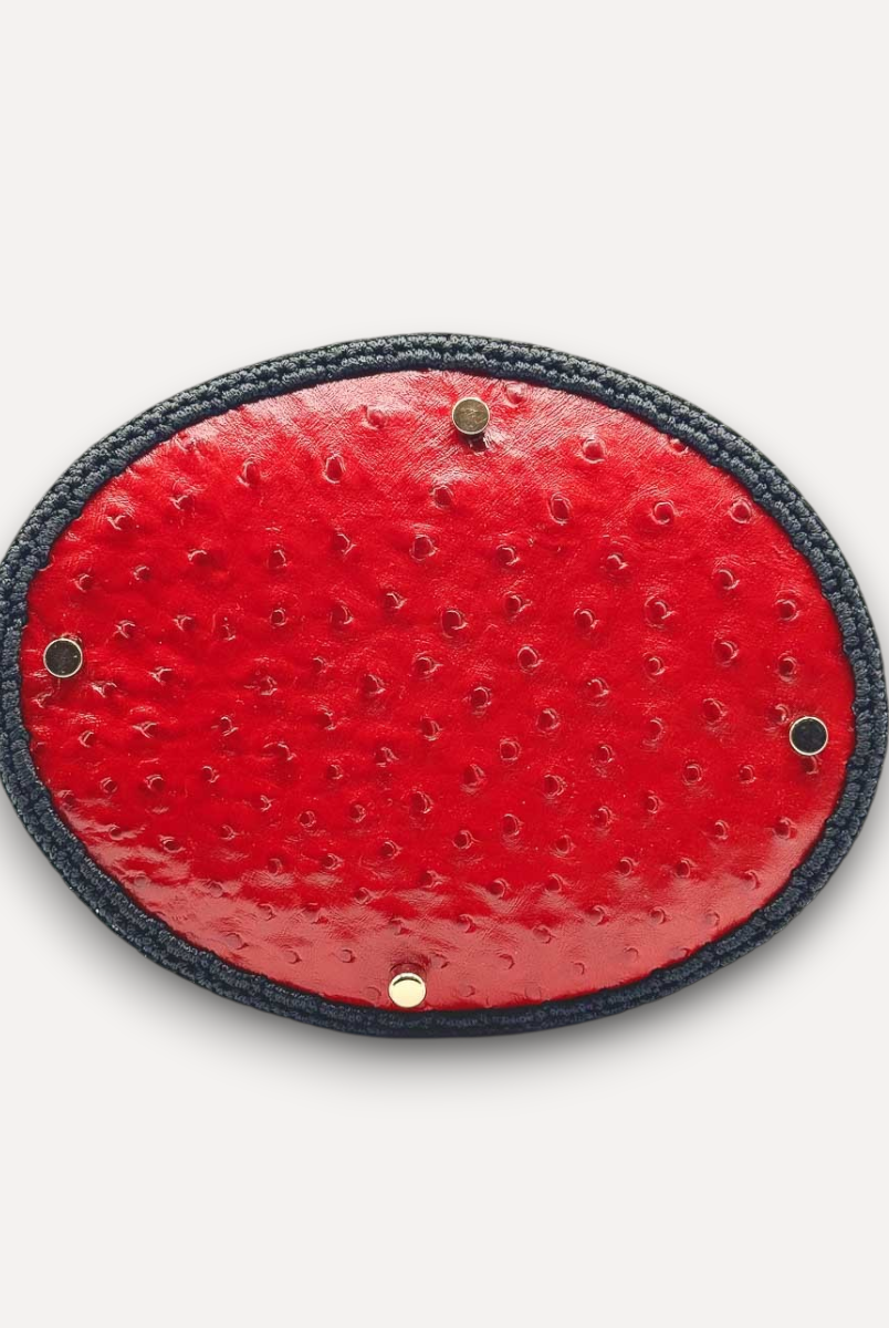 Base della borsa CapriNina Dodie in pelle rossa effetto struzzo con piedini metallici e bordo in crochet blu