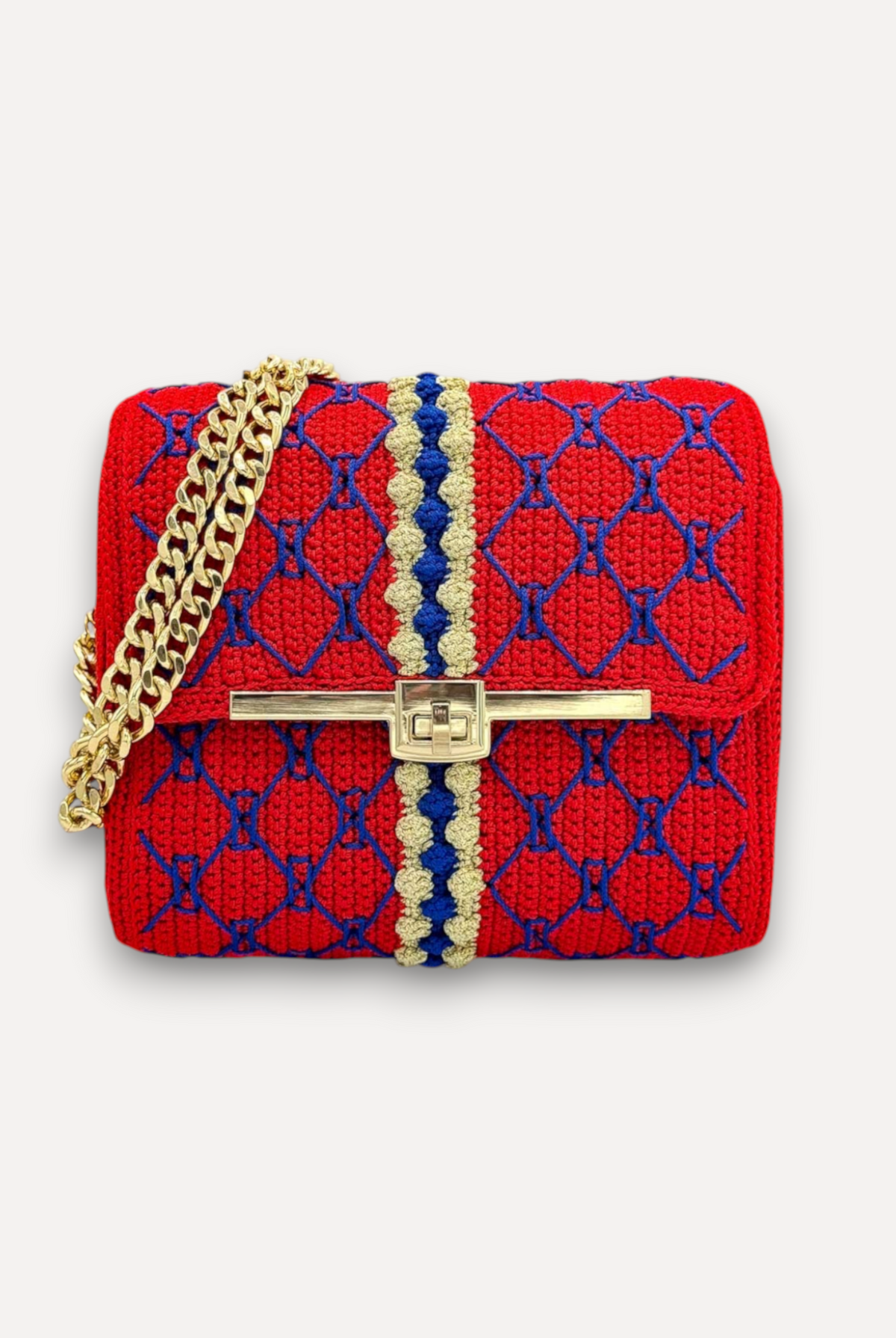 Borsa CapriNina fatta a mano all'uncinetto rossa e blu con dettagli ricamati, chiusura a incastro e catena dorata.