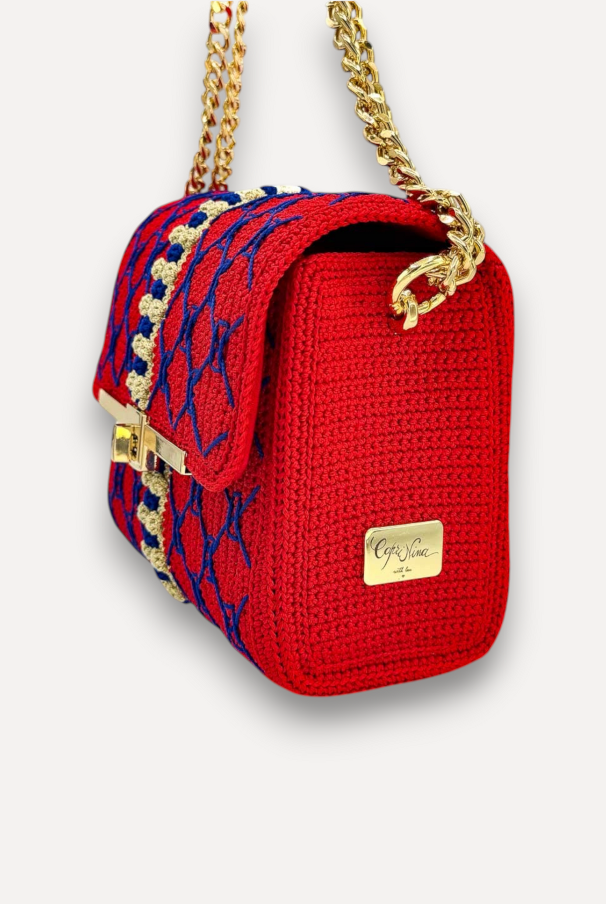 Borsa CapriNina fatta a mano all'uncinetto rossa con ricami blu, chiusura a incastro e catena dorata regolabile
