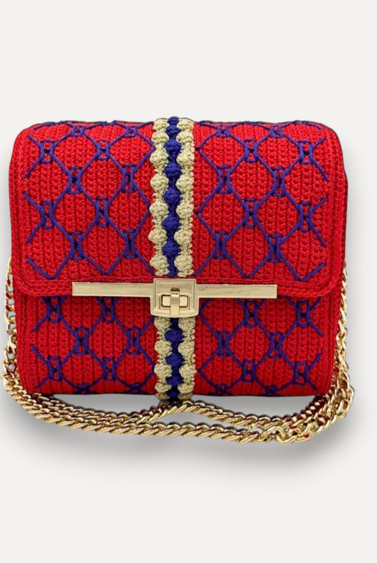 Borsa CapriNina lavorata all'uncinetto rossa con ricami blu, chiusura a incastro dorata e tracolla a catena regolabile