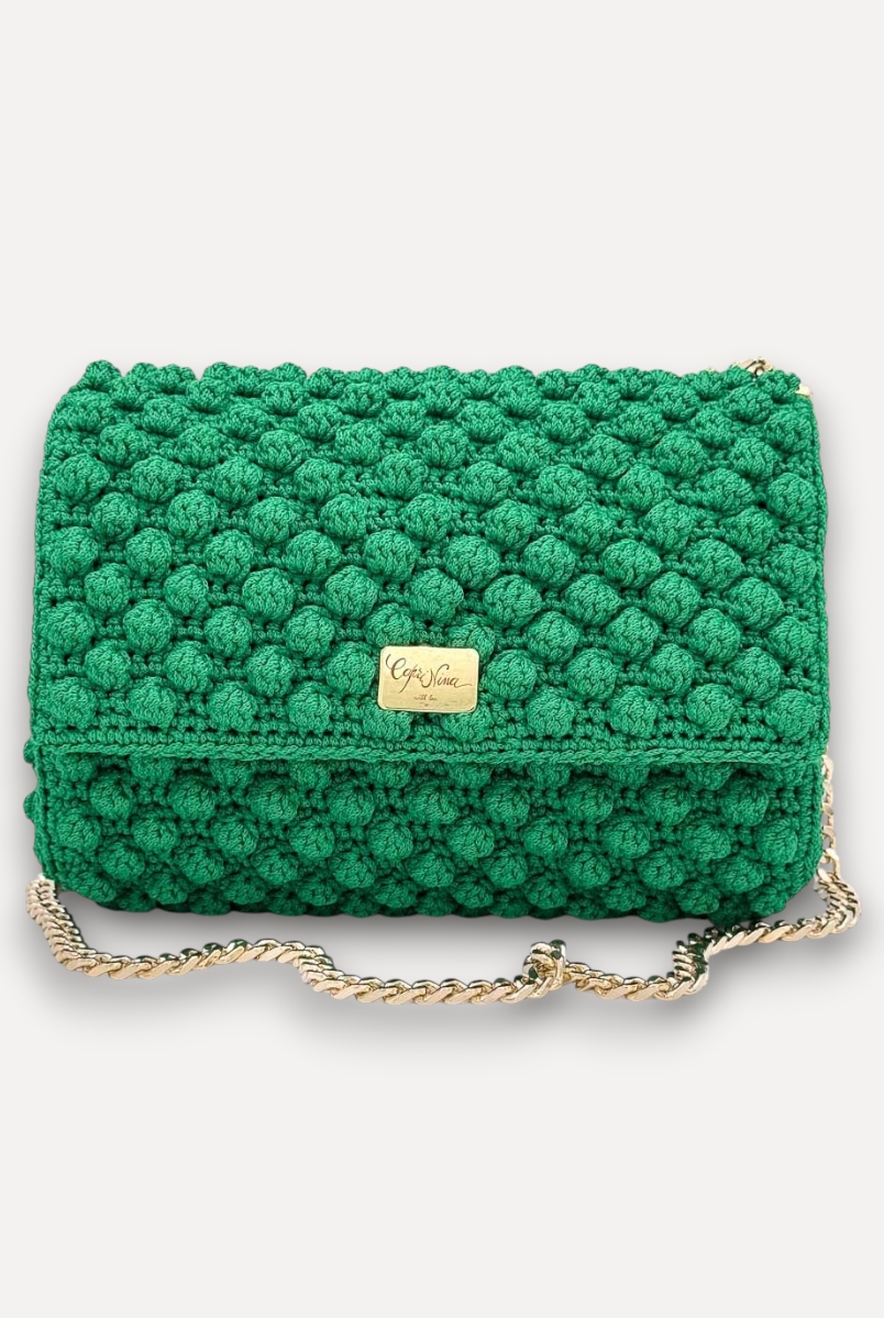Borsa CapriNina Ninetta verde smeraldo lavorata all'uncinetto con catena dorata regolabile e logo in metallo