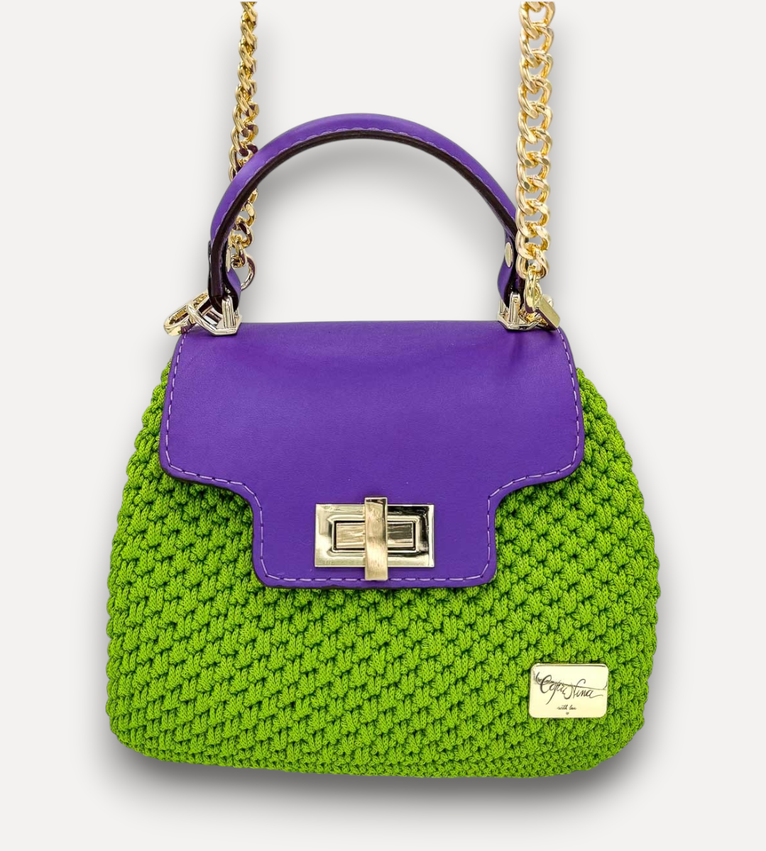 Borsa a mano CapriNina Capriccio in uncinetto verde con patta in pelle viola, chiusura a girello e tracolla a catena