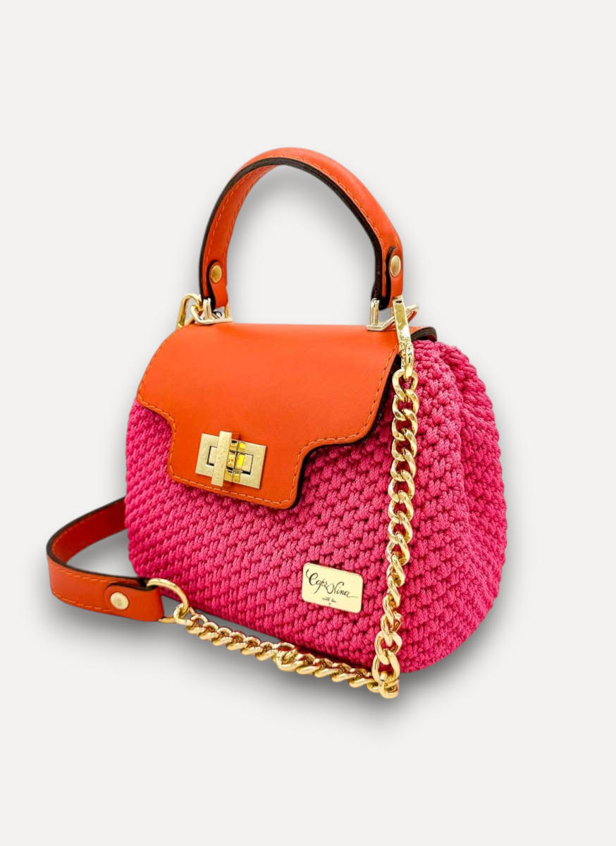 Borsa artigianale CapriNina Capriccio in crochet fucsia con patta in pelle arancione, manico e tracolla a catena oro