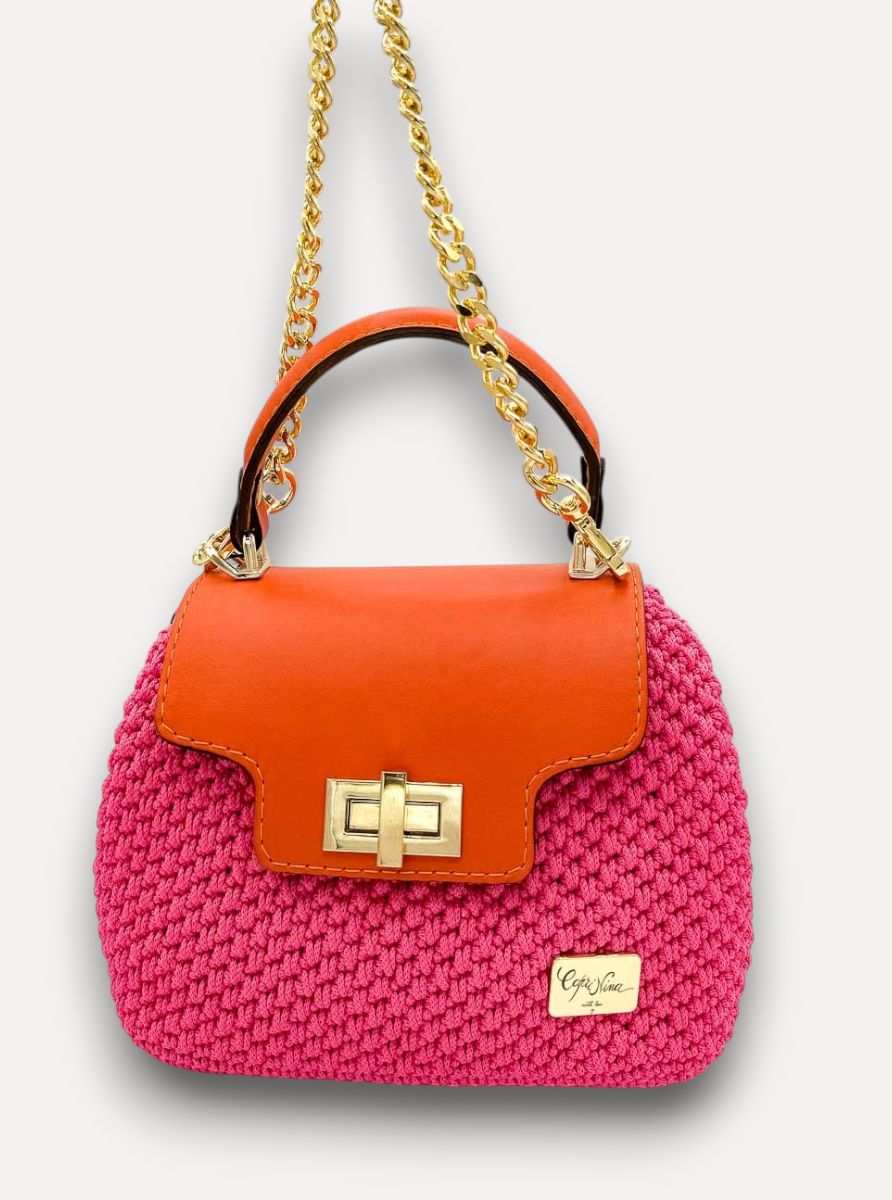 Borsa artigianale CapriNina in crochet fucsia con patta in pelle arancione, chiusura a girello e catena dorata