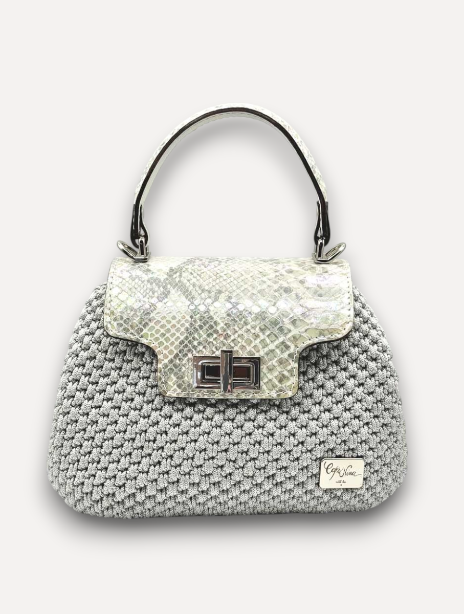 Borsa artigianale CapriNina modello Capriccio in crochet grigio con patta in pelle stampa serpente e chiusura a girello