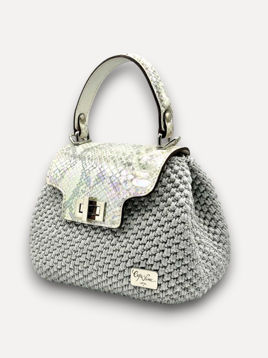 Borsa a mano CapriNina Capriccio in crochet grigio con patta in pelle iridescente e chiusura a girello