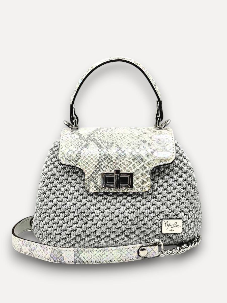 Borsa artigianale CapriNina Capriccio in crochet grigio con patta in pelle effetto serpente e chiusura a girello