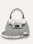 Borsa artigianale CapriNina Capriccio in crochet grigio con patta in pelle effetto serpente e chiusura a girello