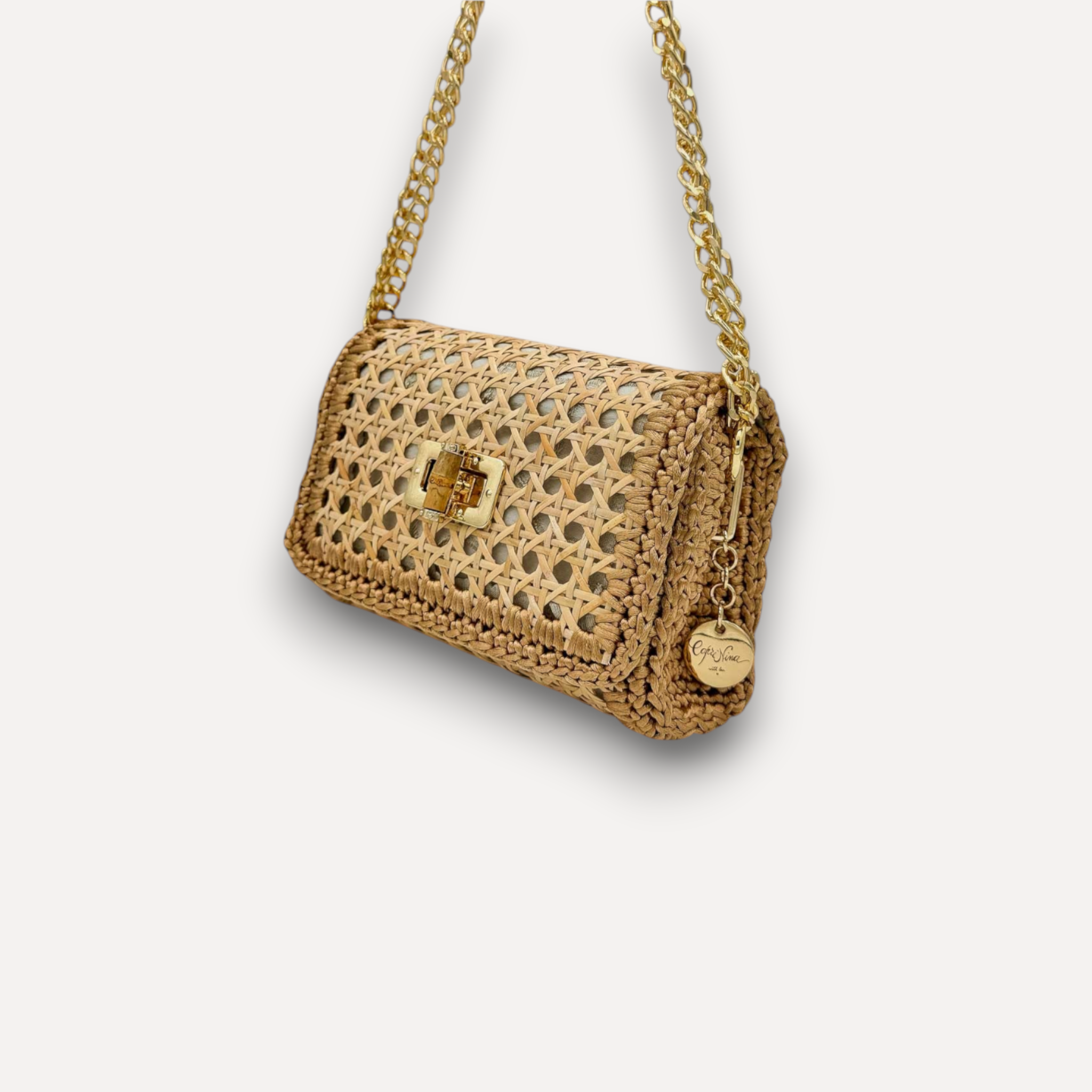 Borsa CapriNina Vienna in paglia intrecciata color naturale con tracolla a catena dorata e chiusura elegante