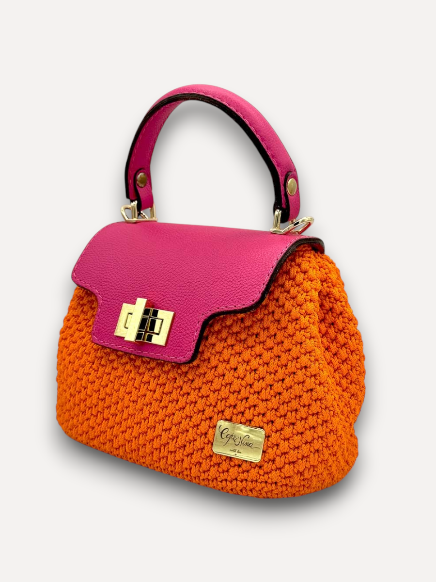Borsa a mano CapriNina Capriccio in uncinetto arancione con patta in pelle fucsia e chiusura a girello dorata