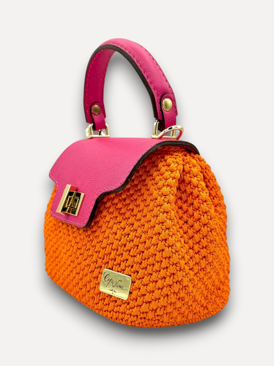 Borsa a mano CapriNina Capriccio in uncinetto arancione con patta e manico in pelle fucsia e chiusura a girello