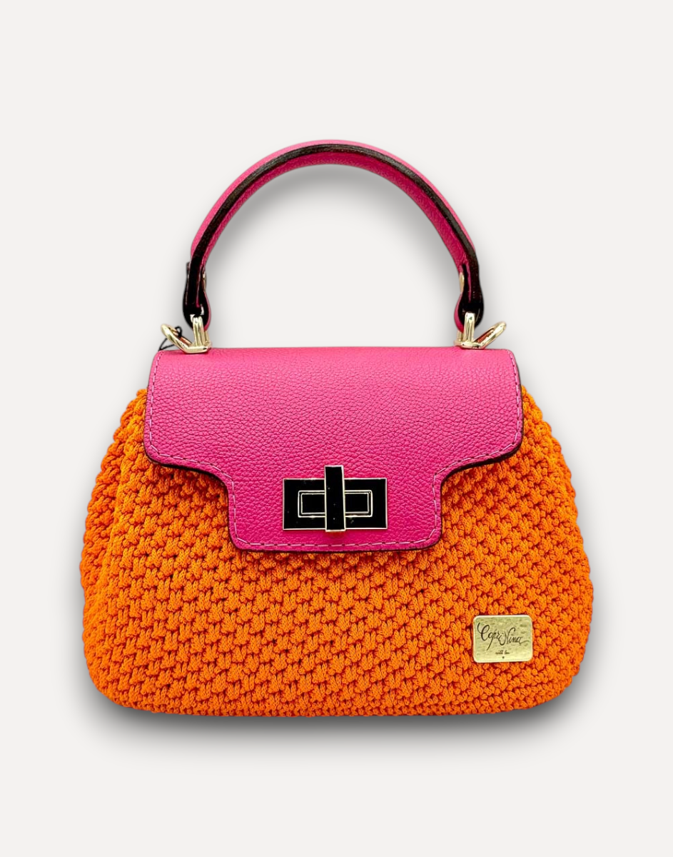 Borsa CapriNina Capriccio in crochet arancione con patta in pelle fucsia e chiusura a girello