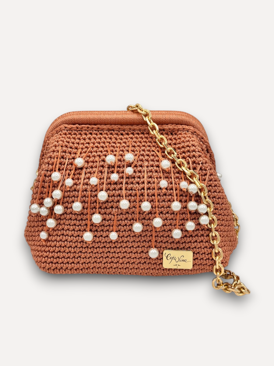 Clutch CapriNina in crochet color ruggine con perle bianche e tracolla a catena dorata