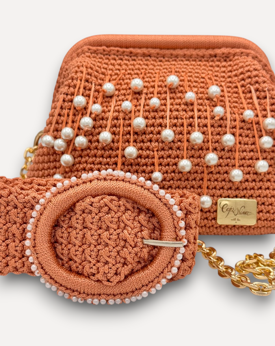 Borsa a mano CapriNina in crochet color pesca con perle decorative, fibbia rotonda e tracolla a catena dorata