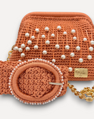 Borsa a mano CapriNina in crochet color pesca con perle decorative, fibbia rotonda e tracolla a catena dorata