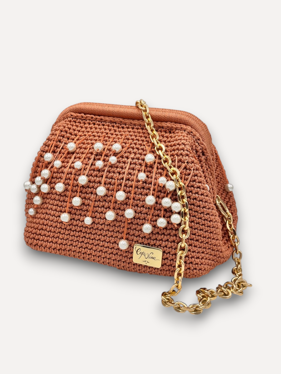 Clutch CapriNina in crochet color ruggine con perle bianche e tracolla a catena dorata