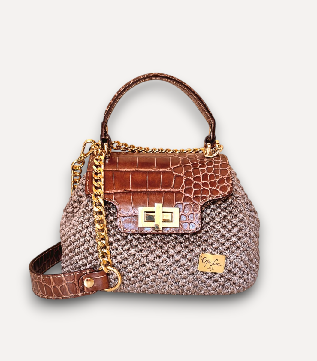 Borsa artigianale CapriNina in crochet marrone con patta in pelle stampa coccodrillo e chiusura a girello dorata