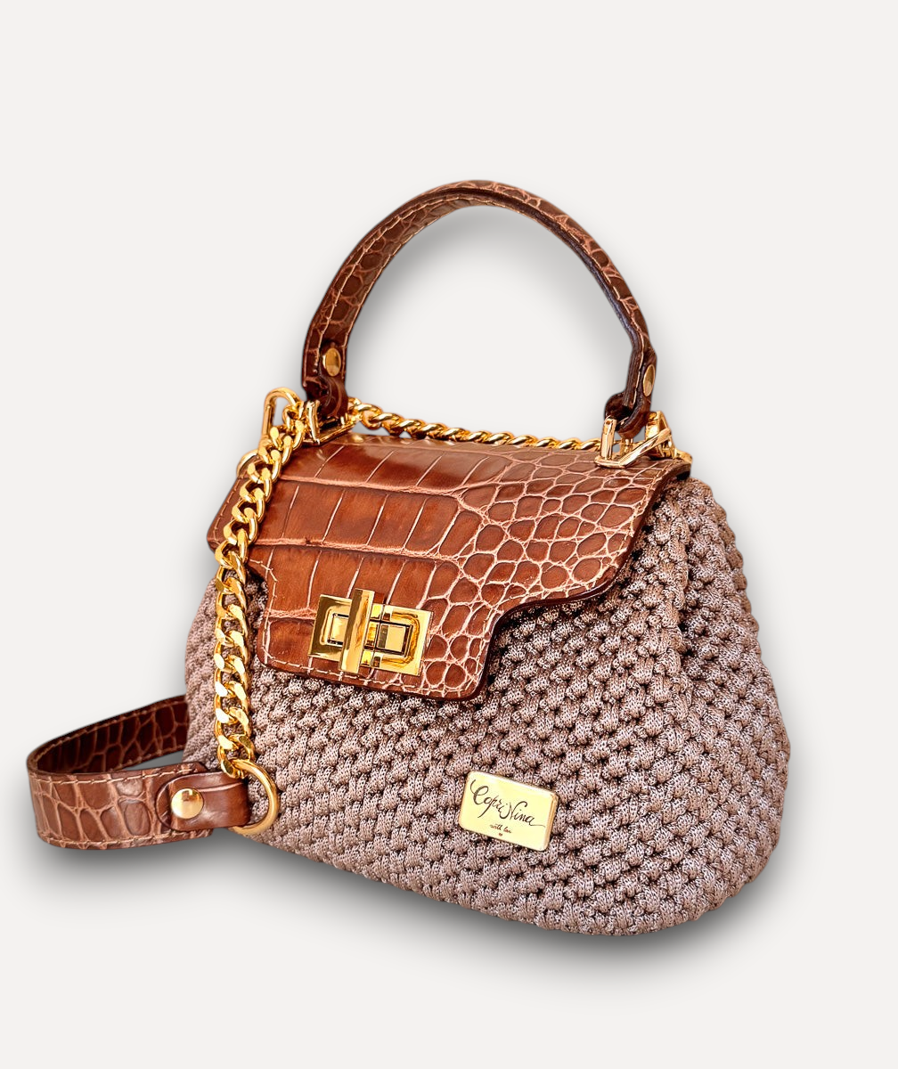 Borsa a mano CapriNina in crochet marrone con patta in pelle stampa coccodrillo, chiusura a girello e tracolla