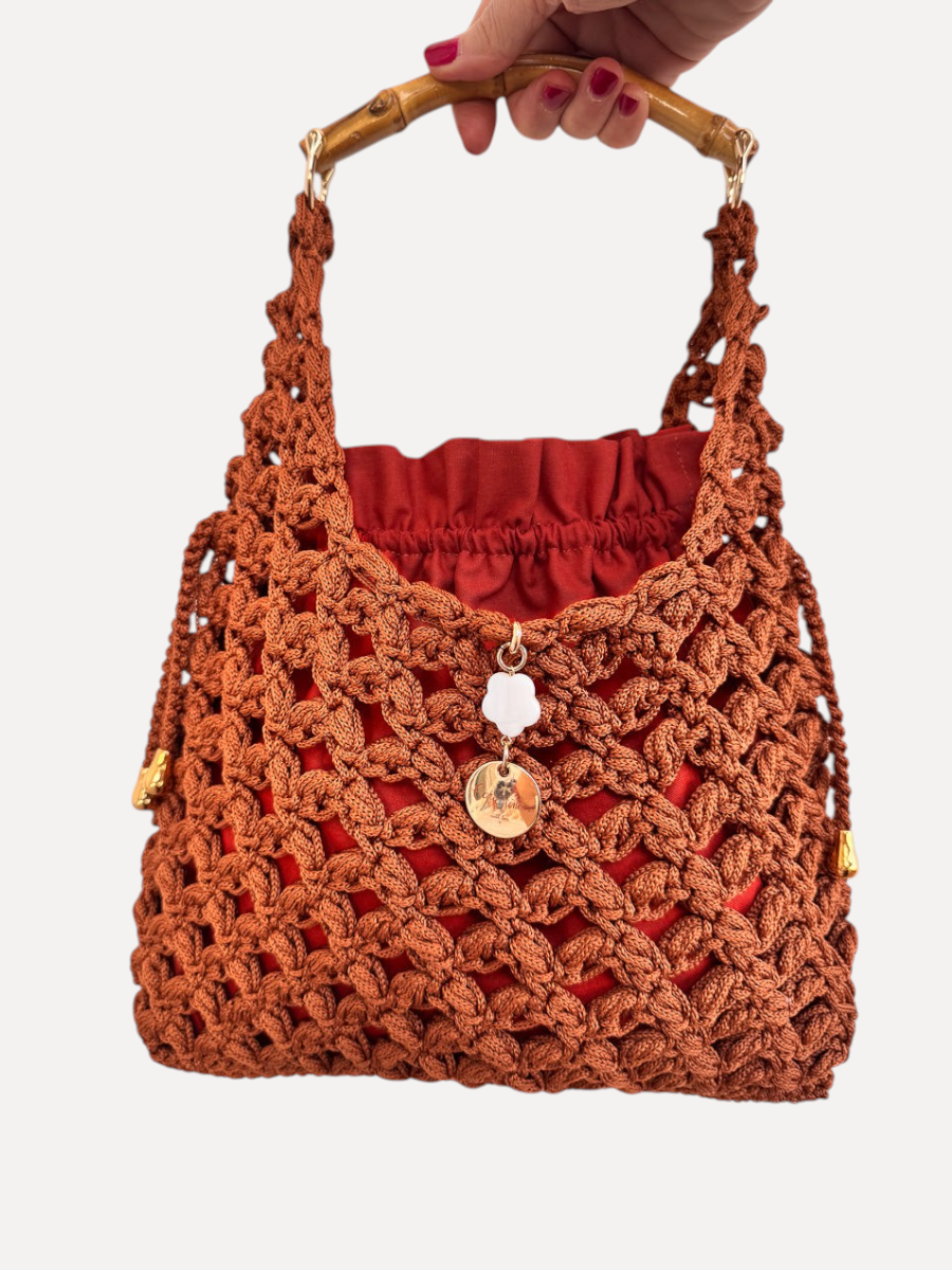 Borsa all'uncinetto color ruggine CapriNina con manico in bambù e pochette interna, ideale per uno stile estivo chic.